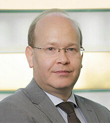 Christian Tümmler Ich bin seit 2002 selbständiger Rechtsanwalt, seit 2014 Partner bei Caspers, Mock & Partner mbB. Ich bin tätig auf den Gebieten des Straf- und Bußgeldrechts und engagiere mich als anwaltliches Mitglied des Dienstgerichts Berlin sowie als Landesregionalleiter des DSV – Deutscher Strafverteidiger Verband e.V. Eine sichere Altersversorgung ist mir ein wichtiges Anliegen. Als Mitglied der Vertreterversammlung möchte ich das Versorgungswerk dabei unterstützen, dieses Ziel dauerhaft zu erreichen.