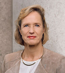 Dr. Gudrun Henne Seit 2005 selbständige Rechtsanwältin, Organisationsberaterin und Führungskräfte-Coach. Ich berate hauptsächlich Unternehmen zu strategischen gesellschafts- und personalrechtlichen Fragen. Als Mitglied der 6. Vertreterversammlung habe ich die Komplexität der Arbeit des Versorgungswerks kennengelernt. Diese Erfahrung möchte ich weiter einbringen und auch in der 7. Vertreterversammlung zumindest einen kleinen Teil der Verantwortung unserer Selbstverwaltung übernehmen.