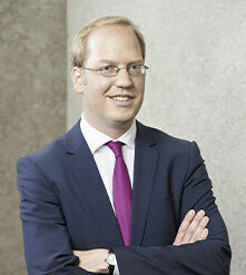 Dr. Johann Klinge Seit 2010 bin ich als Rechtsanwalt in Berlin zugelassen und derzeit in der Rechtsabteilung der Deutschen Bahn AG als Syndikusrechtsanwalt tätig. Mitglied der Vertreterversammlung des Versorgungswerks der Rechtsanwälte in Berlin bin ich seit 2016 und möchte die in den vergangenen Jahren sehr erfolgreiche Tätigkeit des Versorgungswerks gerne weiterhin begleiten und dabei die Interessen der gesamten Anwaltschaft, der niedergelassenen Rechtsanwälte wie auch der Syndikusrechtsanwälte vertreten.