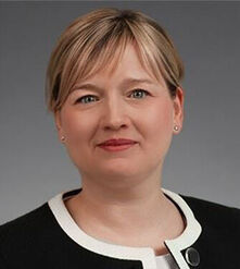  Dr. Anja Rösch Sichere Altersversorgung ist ein wichtiges Thema und betrifft uns alle. Über das Versorgungswerk haben wir die Chance – aber auch die Pflicht – unsere Zukunft aktiv mitzugestalten. Deshalb möchte ich mich auch weiterhin in der Vertreterversammlung engagieren und mich mit Erfahrung und Verantwortungsbewusstsein in die Arbeit des Versorgungswerks einbringen – für Stabilität, Transparenz und eine verlässliche Rentenperspektive. 