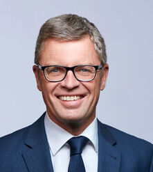  Jan Wulfetange Als Rechtsanwalt und Syndikusrechtsanwalt möchte ich mich im Fall meiner Wahl als Vertreter für einen sehr guten, konstruktiven Dialog unseres Versorgungswerkes mit seinen Mitgliedern einsetzen. Das digitale Mitgliederportal sollte noch stärker als bisher dafür genutzt werden. Ein besonderes Augenmerk gilt einer weiterhin rechtlich einwandfreien, mittel- bis langfristig ausgerichteten Kapitalanlagestrategie. Ziel muss es sein, allen Anwärtern auskömmliche Rentenanwartschaften zu sichern. 