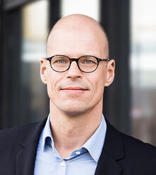  Olaf Söker Ich wurde 1973 geboren. Ich bin Rechtsanwalt seit über 20 Jahren sowie Fachanwalt für Straf- und Familienrecht. Seit 2019 vertrete ich die Berliner Kolleginnen und Kollegen mit Überzeugung im Vorstand der Rechtsanwaltskammer. Wirtschaftliche Nachhaltigkeit, Transparenz und Sicherheit verstehe ich als Verpflichtung. Die Vorgänge beim VZB haben gezeigt, wie wichtig klare Strukturen und eine wirksame Aufsicht sind. Mein Engagement gilt einer langfristig sicheren Zukunft unseres Versorgungswerks. 