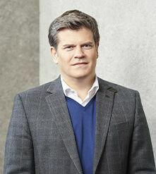 Dr. Karsten Klotz Aufgrund der weiterhin anspruchsvollen Lage an den Finanzmärkten hat die Vertreterversammlung den Vorstand des Versorgungswerkes dahingehend zu unterstützen, dass der erfolgreich eingeschlagene Weg der Anlagendiversifizierung fortgesetzt werden kann. Dafür habe ich mich bereits als Mitglied der bisherigen Vertreterversammlung eingesetzt und werde dies auch zukünftig tun. Ich bin 49 Jahre alt, seit 2001 Rechtsanwalt und Partner einer überörtlichen Sozietät.