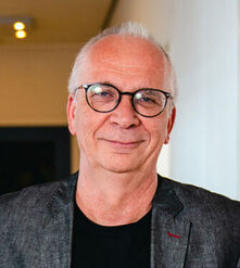 Raiko Preuß Ich bin am 22.07.1962 geboren und seit 1995 in Berlin als Rechtsanwalt zugelassen. Seit ca. 2000 bin ich Mitglied im Versorgungswerk. Ich arbeite v.a. im Steuerrecht und habe diverse Fortbildungen in diesem Bereich zu Buchhaltung und Bilanzierung besucht. Mir sind Jahresabschlüsse also vertraut und ich möchte meine Expertise in diesem Bereich gern in die Vertreterversammlung einbringen. Zudem bin ich u.a. Geschäftsführer und Gesellschafter der Confidia Rechtsanwaltsgesellschaft mbH.