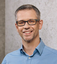 Benjamin Schulz Liebe Kolleg*innen, ich bin Benjamin Schulz, Bankkaufmann und seit 2002 zugelassener Rechtsanwalt. Seit 2012 bin ich als Syndikusrechtsanwalt bei der DKB AG in Berlin tätig und bereits seit 2011 aktives Mitglied der Vertreterversammlung. Gerne begleite ich auch weiterhin konstruktiv und wachsam die bisher sehr erfolgreiche Arbeit unseres gemeinsamen Versorgungswerks, insbesondere in Fragen der Kapitalanlage. Ich freue mich über Ihr Vertrauen und setze auf Ihre erneute Unterstützung!