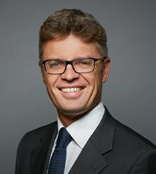 Jan Wulfetange Nach Jurastudium in Marburg, Lausanne u. Münster bin ich seit März 2000 als Rechtsanwalt in Berlin zugelassen u. f. Wirtschaftsverbände und Unternehmen als Syndikusrechtsanwalt tätig, aktuell hauptberuflich für die Arbeitsgemeinschaft berufsständischer Versorgungseinrichtungen (ABV). Als zukünftiger Vertreter möchte ich mich für eine zukunftssichere, transparente, werthaltige u. -steigernde Kapitalanlage unserer Beiträge zur Sicherung stabiler Anwartschaften und Renten einsetzen.