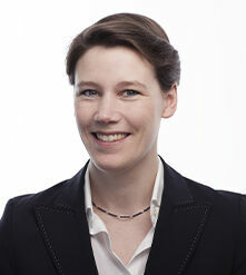 Dr. Magali Kolleck-Feser Seit 2006 bin ich Rechtsanwältin – und das mit Überzeugung. Aufgewachsen in Hamburg, Studium und Promotion in Passau, seit 2010 mit meiner Familie (verh. / 3 Kinder) in Berlin. Ich schätze die Unabhängigkeit, die Verantwortung und die Vielseitigkeit der rechtlichen Gestaltungsmöglichkeiten, die der Beruf als Rechtsanwältin bietet. Genau diese Werte verkörpert auch das Versorgungswerk – sich eigenverantwortlich selbstverwalten. Hier mitzugestalten ist mir Herausforderung und Anspruch in einem.