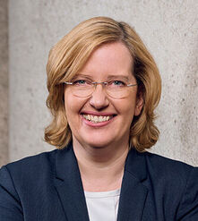 Christine Vandrey 55 Jahre, selbständige Rechtsanwältin, ab 2006 Mitglied der Vertreterversammlung, ab 2008 Mitglied des Vorstands, seit 2011 Vizepräsidentin. Trotz der Zinswende bleiben die Kapitalmärkte herausfordernd. Durch konsequente Diversifikation in qualitativ hochwertige Anlagen ist das Versorgungswerk sicher aufgestellt und erbringt erfreuliche Renditen für alle Mitglieder. Diese erfolgreiche Arbeit möchte ich auch in der kommenden Legislatur fortsetzen und bitte hierfür um Ihre Stimme.