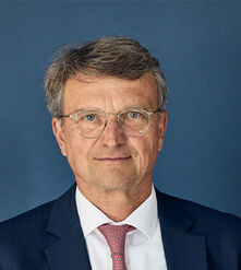  Dr. Hermann Stapenhorst Rechtsanwalt (seit 1991) und Notar (seit 1997), Mitglied des Vorstands (seit 2006) und Präsident (seit 2011). Die umlagefinanzierten Alterssicherungssysteme unseres Landes geraten zunehmend unter Druck. Umso wichtiger ist die kapitalgedeckte Altersvorsorge in Selbstverwaltung unseres Berufsstandes. Das setzt langjährige Erfahrung, ein hohes Maß an Professionalität und zuverlässiges Risikomanagement voraus. Unabhängigkeit und kritischer Sachverstand bilden die Grundlage. Dafür stehe ich. 