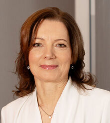  Dr. Saskia Au Ich bin seit 1998 als Rechtsanwältin zugelassen, aktuell als Partnerin in der Berliner Wirtschaftskanzlei merlekerpartner (www.advokat.de) tätig und berate seit nahezu 30 Jahren Unternehmen im Vertrags- und Arbeitsrecht sowie in der Prozessführung vor den Zivilgerichten. Durch meine eigene unternehmerische Tätigkeit als Rechtsanwältin und als Mutter von drei Kindern ist mir eine stabile, generationengerechte und nachhaltige berufsständische Altersversorgung besonders wichtig. 