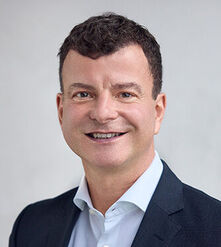 Martin Unverdorben 51 Jahre, Rechtsanwalt und Banksyndikus bei der Deutschen Bank, seit 2012 im Vorstand. In den vergangenen Jahren haben wir gemeinsam in einem schwierigen Umfeld gute Renditen erwirtschaftet, unsere Kapitalanlagen erfolgreich weiter diversifiziert, das Versorgungswerk noch professioneller aufgestellt und seine Stabilität gestärkt. Diese Arbeit möchte ich fortführen und meine Erfahrung einbringen – damit wir auch zukünftig optimierte Renditen für alle bei möglichst geringem Risiko erwirtschaften!