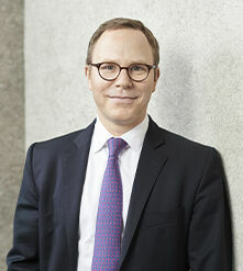 Dr. Holger Ellers Ich bin seit 2006 in Berlin als Rechtsanwalt zugelassen und seit 2020 Partner der Dentons Europe LLP im Bereich Restrukturierung & Insolvenz. Erstmals gewählt in die Vertreterversammlung wurde ich im Jahr 2011. Seit meiner Wiederwahl in 2016 habe ich mich zudem im Widerspruchsausschuss engagiert. Die Sicherheit unserer Altersvorsorge liegt mir persönlich sehr am Herzen. Daher möchte ich mich erneut zur Wahl stellen und bitte um Ihre Stimme.