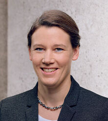 Dr. Magali Kolleck-Feser Ich arbeite seit 2006 als Rechtsanwältin und lebe seit 2010 mit meinem Mann und unseren drei Kindern in Berlin. Die Unabhängigkeit, die Verantwortung und die Vielseitigkeit dieses Berufs prägen meine Arbeit. Seit fünf Jahren engagiere ich mich bereits in der Vertreterversammlung für eine transparente, verantwortliche und unabhängige Gestaltung unserer Versorgung. Dafür werde ich weiter eintreten und bringe hierfür Erfahrung und Verlässlichkeit mit.