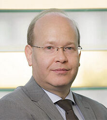  Christian Tümmler Seit knapp 25 Jahren Rechtsanwalt als Strafverteidigung. Seit vielen Jahren in der City West mit einem Team von Mitarbeitern und Kollegen auch für andere Rechtsgebiete ansässig. Einer meiner Kernpunkte ist die Stärkung der Anwaltschaft, wozu auch und gerade eine sichere Altersversorgung gehört. www.tuemmler.berlin 