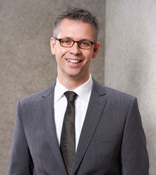 Benjamin Schulz Aktives Mitglied in der Vertreterversammlung des RA-Versorgungswerkes Berlin seit 2011. Gerne möchte ich das Thema Altersvorsorge der Berliner Anwaltschaft weiter aktiv und qualifiziert begleiten. Derzeit bin ich bei der DKB AG als Syndikusrechtsanwalt tätig und zudem interner Ansprechpartner für die betriebliche Altersvorsorge. Davor war ich einige Jahre als Experte für das Kapitalanlagerecht, insb. zu alternativen Investments im Versicherungsbereich unterwegs. Ich freue mich über Ihre Stimme.