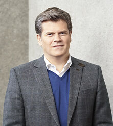 Dr. Karsten Klotz Ich bewerbe mich für meine nächste Legislatur in der Vertreterversammlung unseres Versorgungswerkes. Die bisherige Seriosität unseres Vorstandes und die verantwortungsvolle Verwaltung des Vermögens haben sich bewährt und sind auch künftig zu sichern. Mein Ziel ist es, die verlässliche Altersversorgung nachhaltig zu stärken und die Interessen der Mitglieder kontinuierlich zu vertreten.