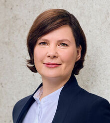 Nadja Meise Jhrg 1975, verh., ein Sohn, Rechtsanwältin in Berlin seit 2006, als Fachanwältin für Miet- und Wohnungseigentumsrecht in der Kanzlei Schumann Rechtsanwälte und Notare tätig. Als amtierende Vorsitzende der Vertreterversammlung möchte ich mich gern in den nächsten Jahren weiterhin für eine Sicherung der Altersversorgung sowie Transparenz der Arbeit des Versorgungswerks einbringen. Unser Ziel muss es sein, eine verlässliche Basis unserer Existenzsicherung im Alter zu erhalten und auszubauen.