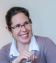  Elgin Bröhmer Liebe Kolleginnen und Kollegen, ich bin seit 2004 zugelassene Rechtanwältin, zunächst in eigener Kanzlei und nun bei Tümmler und Partner Rechtsanwälte mbB. Gerade in unsicheren Zeiten verschafft uns eine solide Altersabsicherung die nötige Zeit und Sicherheit, um uns auf die drängenden Fragen des Alltags konzentrieren zu können. Ein starkes und transparent geführtes Versorgungswerk ist hierfür von zentraler Bedeutung. Daher möchte ich gern meinen Teil beitragen, dass dies gewährleistet bleibt. 