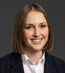  Léna Wagner Als Rechtsanwältin in einer Wirtschaftskanzlei ist mir die langfristige Entwicklung unseres Versorgungswerks wichtig. Ich möchte nicht nur passives Mitglied sein, sondern aktiv mitwirken. Gerade auch als jüngeres Mitglied ist es mir ein Anliegen, Verantwortung zu übernehmen und meine Perspektive konstruktiv in die Arbeit der Vertreterversammlung einzubringen. 