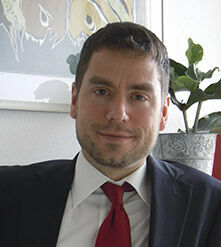 Georg Weber Liebe Kolleginnen und Kollegen, ich heiße Georg Weber, bin 40 Jahre alt, verheiratet, Vater zweier Kinder und seit 2008 selbstständiger Rechtsanwalt. Schwerpunktmäßig bearbeite ich straf- und zivilrechtliche Mandate. Im Falle meiner Wahl möchte ich ein besonderes Augenmerk auf die Anlagestrategie legen und die Wertentwicklung unserer Anwartschaften im Vergleich zu den anderen anwaltschaftlichen und berufsständischen Versorgungswerken kritisch begleiten. Hierfür bitte ich um Ihre Unterstützung.