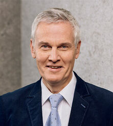  Reinhard Biker Ich bin seit 2021 Mitglied der Vertreterversammlung. Durch langjährige Tätigkeit in Kammern der freien Berufe verfüge ich über Erfahrungen im Bereich der berufsständischen Altersversorgung. In Zeiten instabiler Finanzmärkte ist ein ausgewogenes Risikomanagement für mich von überragender Bedeutung. Gern würde ich deshalb auch in der nächsten Wahlperiode dazu beitragen, die Ertragsstärke unseres Versorgungswerks bei möglichst geringem Risiko zu erhalten. Daher bitte ich um Ihre Stimme. 