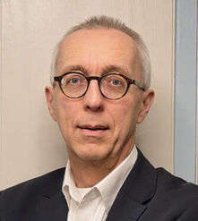 Andreas Hagenkötter 1992 wurde ich in Berlin zur Anwaltschaft zugelassen und war nach der Gründung des Versorgungswerks bis zu meinem Umzug nach Schleswig-Holstein 2002 bereits Mitglied der ersten Vertreterversammlung. Nun lebe und arbeite ich in Lübeck. Da ich meine anwaltliche Tätigkeit altersbedingt stark reduziert habe, bin ich gerne bereit, mich für die berufsständige Versorgung zu engagieren, von der ich bald als Leistungsbezieher profitieren werde.