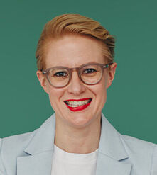 Dr. Nina Herbort Ich bin Rechtsanwältin und Gründerin der Kanzlei Short Law, in der ich insbes. zum Datenschutzrecht berate. Die Geschehnisse in anderen Versorgungswerken haben jüngst verdeutlicht, wie existenziell es ist, dass Mitgliedsbeiträge nachhaltig und risikobewusst angelegt werden. Aus der Motivation heraus, zukunftsorientiert mitzugestalten und das erfolgreiche Engagement der bisherigen Vertreterversammlung zu unterstützen, stelle ich mich – erstmals – zur Wahl.