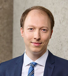  Sebastian Laudien Neben meiner Zulassung als Rechtsanwalt bin ich hauptberuflich als Syndikusrechtsanwalt im Bundesverband der Deutschen Volksbanken und Raiffeisenbanken e.V. (BVR) tätig. Dort verantworte ich aus dem Bereich des Kapitalmarktrechts u.a. die Themen Vermögensverwaltung/Asset Management. Gerne möchte ich die Vertreterversammlung auch in einer zweiten Legislaturperiode mit meiner fachlichen Expertise unterstützen. Für eine starke berufsständische Altersvorsorge. Verlässlich. Professionell. 