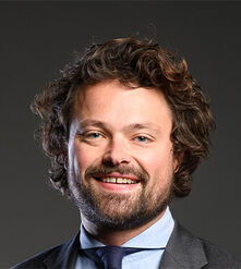  Friedrich Stapenhorst Die Rente ist sicher. Für Angehörige des Versorgungswerks der Berliner Rechtsanwälte trifft das zu. Ich kandidiere, um in Zeiten schwindenden Vertrauens in Institutionen generationenübergreifend Verantwortung für die Sicherheit und Zukunftsfähigkeit unserer Altersversorgung zu übernehmen – und damit das so bleibt. www.ra-stapenhorst.de 