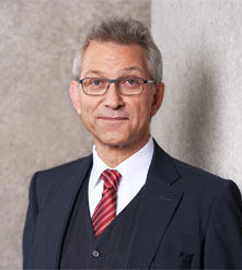 Thomas Stötzel Seit Gründung des Versorgungswerkes bin ich Mitglied der Vertreterversammlung, seit 2006 Mitglied des Vorstands. Als Fachanwalt für Arbeitsrecht kümmere ich mich um sämtliche Personalangelegenheiten in unserer Geschäftsstelle. Mein weiterer Schwerpunkt liegt in der Auswahl und Betreuung unserer diversen Immobilien und Fonds, die ich von Anfang an kenne und gerne weiter positiv entwickeln würde. Die Erträge hieraus sind eine stabile Grundlage für unsere Rendite. Daher bitte ich um Ihre Stimme.