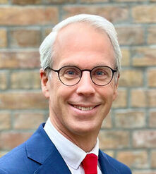 Dr. Jochen Ehlers Als Anwalt startete ich 2006 bei Gleiss Lutz; ich bin für ein stabiles Unternehmen der gewerblichen Immobilienverwaltung und -entwicklung tätig, seit 2011 als Geschäftsführer. Vor dem Studium absolvierte ich eine Ausbildung als Sparkassenkaufmann. Langfristige Sicherheit und Erfolg bei Anlage und Verwaltung von Vermögenswerten bestimmen mein tägliches Handeln. Gerne würde ich meine Erfahrungen in der Vertreterversammlung einbringen. Ich bin 50 Jahre alt und habe drei Söhne im Teenageralter.