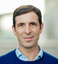  Dr. Philip Schwarz van Berk Seit 2004 bin ich Rechtsanwalt bei Poellath in Berlin, seit 2013 Partner. Mein Schwerpunkt sind Alternative Investmentfonds, v.a. Venture Capital und Private Equity. Ich berate Fondsmanager, institutionelle Investoren und Family Offices. Als langjähriger „Follower“ unseres Versorgungswerk mit Interesse und fachlicher Kenntnis an institutioneller Kapitalanlage bin ich bereit, aktiv Verantwortung für unsere Berufsständische Altersvorsorge zu übernehmen. www.pplaw.com/berater/schwarz-van-berk-philip 