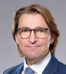  Dr. Klaus Greb In der Vertreterversammlung würde ich die Interessen der Kolleginnen und Kollegen durch ein unabhängiges Engagement für eine solide, transparente und generationengerechte Verwaltung unseres Versorgungswerks repräsentieren. Ziel ist der langfristige Erhalt einer verlässlichen Alters- und Berufsunfähigkeitsversorgung für alle Mitglieder. Seit 2002 Rechtsanwalt und im Versorgungswerk Berlin, setze mich generell gerne ehrenamtlich ein, z.B. im Fachanwaltsausschuss Vergaberecht der RAK Berlin. 