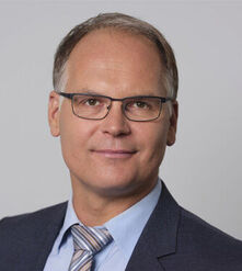  Tobias Sommer Rechtsanwalt Tobias Sommer LL.M. ist FA für gewerblichen Rechtsschutz und FA für Urheber- und Medienrecht. Er ist seit 2003 als Anwalt tätig. 2007 - 2017 war er Chefredakteur der AdVoice, der Zeitschrift des Forums junge Anwaltschaft im DAV. „Die Selbstkontrolle der Anwaltschaft ist ein wichtiges Instrument, um unseren Berufsstand zu erhalten. In der Vertreterversammlung werde ich auf eine gerechte Verteilung der Beiträge achten. Probleme wie bei der Zahnärzteversorgung gilt es zu verhindern!" 