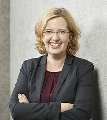 Christine Vandrey Ich bin 50 Jahre alt, seit 17 Jahren selbständige Rechtsanwältin und Fachanwältin für Sozialrecht. Ich wurde 2006 erstmals in die Vertreterversammlung gewählt. Seit 2008 bin ich Mitglied des Vorstands, seit 2011 Vizepräsidentin des Versorgungswerks. Die vergangenen Jahre waren geprägt von erheblichen Herausforderungen an den Kapitalmärkten, die das Versorgungswerk gut gemeistert hat. Diese erfolgreiche Arbeit möchte ich in der kommenden Legislatur fortsetzen und bitte hierfür um Ihre Stimme.