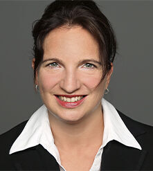 Christina Hahnfeld-Schulz Mein Name ist Christina Hahnfeld-Schulz. Ich bin verheiratet und habe drei Kinder. Seit 2005 bin ich als Rechtsanwältin zugelassen und war bisher sowohl freiberuflich als auch angestellt tätig. Derzeit bin ich als Syndikusrechtsanwältin bei der Academedia Preschools GmbH beschäftigt. Seit 2018 bin ich Mitglied der Vertreterversammlung und möchte unser Versorgungswerk weiterhin dabei unterstützen, die Versorgung der Rechtsanwälte für die Zukunft zu sichern.