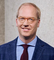  Dr. Johann Klinge Seit 2010 Rechtsanwalt und Syndikusrechtsanwalt bei der Deutschen Bahn AG in Berlin. Mitglied in der Vertreterversammlung seit 2016, zuletzt in der Funktion als Vorsitzender des Widerspruchsausschusses. Gerne möchte ich als Mitglied der Vertreterversammlung die sehr erfolgreiche Entwicklung des Versorgungswerks weiter tatkräftig unterstützen und damit zur einer guten und sicheren Altersversorgung der Rechtsanwältinnen und Rechtsanwälte in Berlin beitragen. 