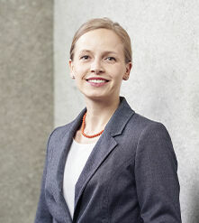 Nicole Narewski Ich möchte für eine moderne Interpretation der anwaltlichen Selbstverwaltung stehen und mich im Interesse aller Mitglieder für das Berliner Versorgungswerk engagieren. Divers, informiert, nachhaltig, risikobewusst, transparent und zukunftssichernd – so verstehe ich die Aufgabe der Kapitalanlage. Alle Ziele in Einklang zu bringen ist eine Herausforderung, die ich mit großer Lust annehme. Über Ihren Auftrag für die nächste Amtsperiode freue ich mich. Danke für das Vertrauen.